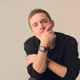 Porträtfoto eines lächelnden Lesers mit Smartphone