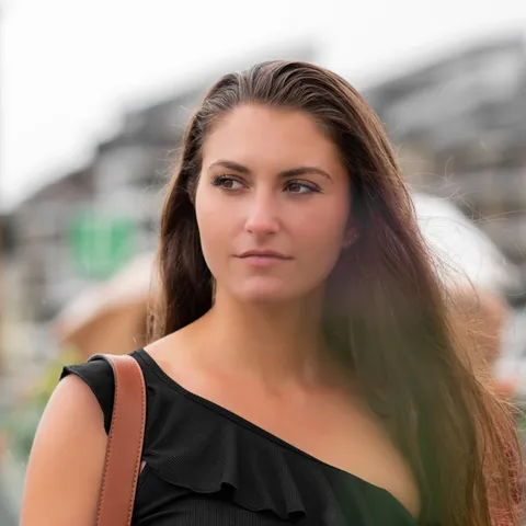 Porträt einer Redaktorin in glamourösem Ambiente